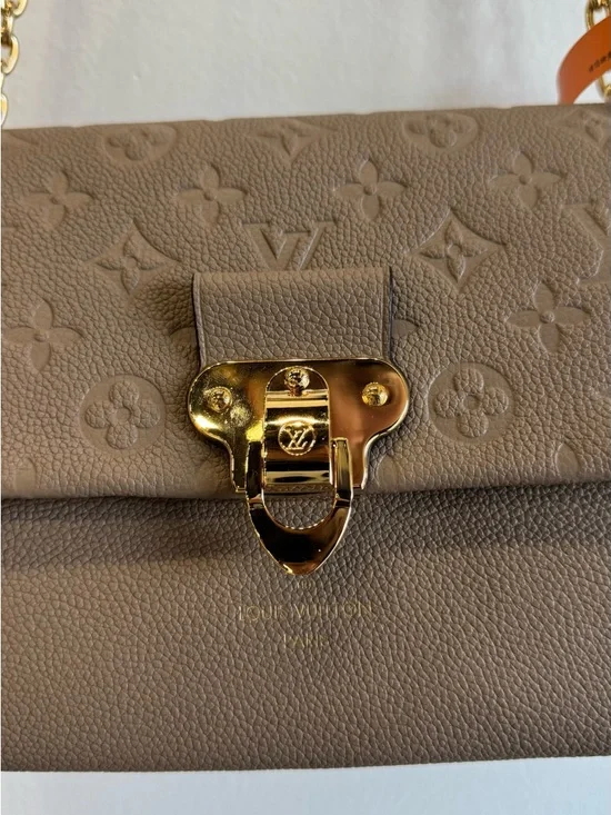 Designer-Style Taupe Leather Shoulder Bag with Gold Chain - Picture 5 of 10